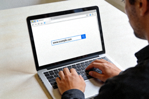 用户正在电脑浏览器地址栏输入网址